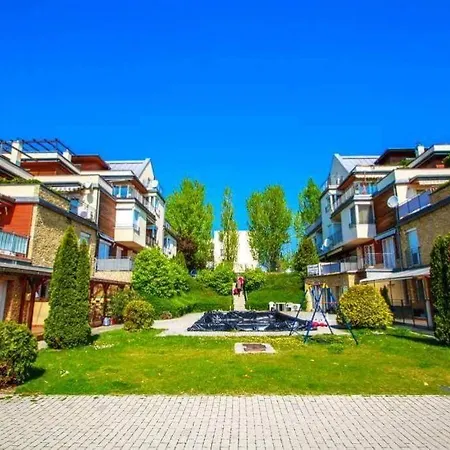 Peppy & Pool * באלאטונפורד