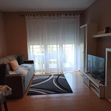 Peppy & Pool * באלאטונפורד