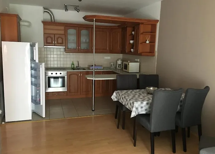 Peppy & Pool באלאטונפורד