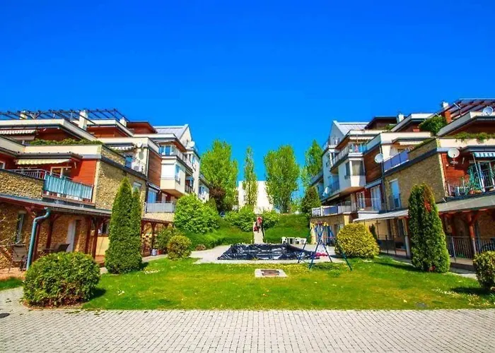 Peppy & Pool * באלאטונפורד