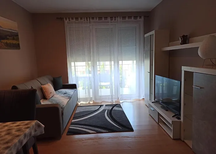 Peppy & Pool * באלאטונפורד