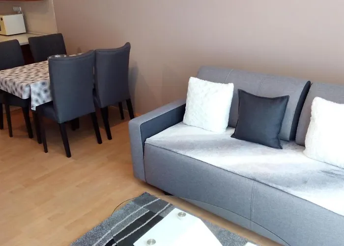 Peppy & Pool Apartment *