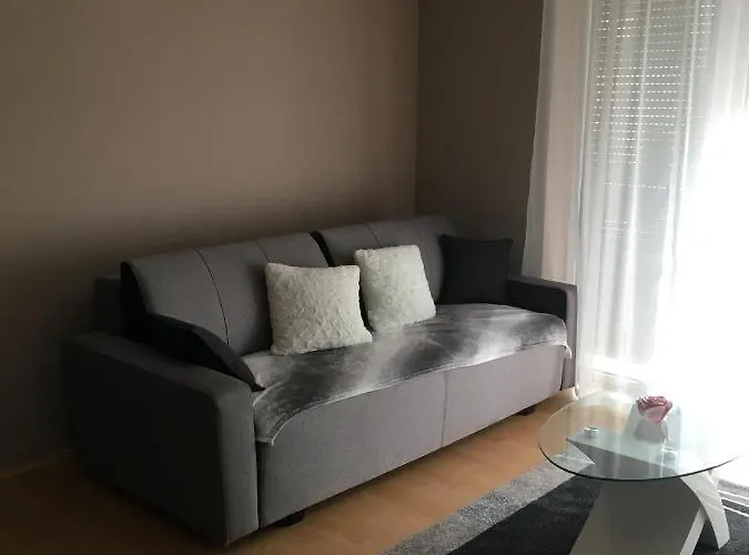 Peppy & Pool Apartment Balatonfured