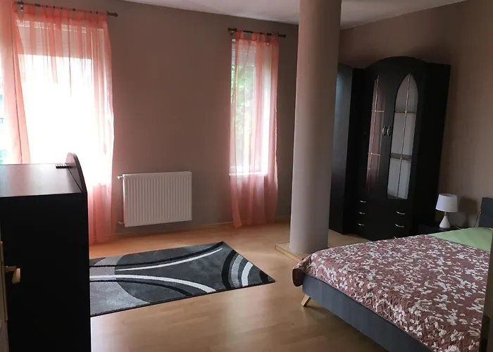 דירה Peppy & Pool באלאטונפורד